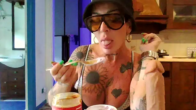 ASSERINAAA online show from October 1, 2025, 10:52 am