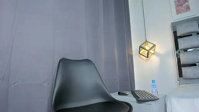 lianfox  online show from November 22, 2025, 12:48 pm