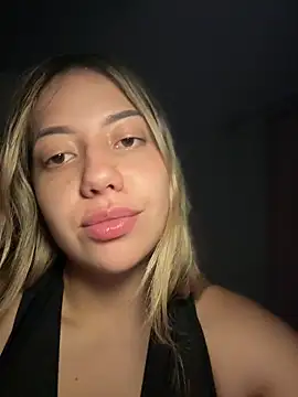 Snapshot of MissCat_ chatting on December 4, 2025, 1:04 am MissCat online show from December 4, 2025, 1:04 am