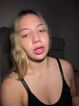 Snapshot of MissCat_ chatting on December 14, 2025, 2:29 am MissCat online show from December 14, 2025, 2:29 am