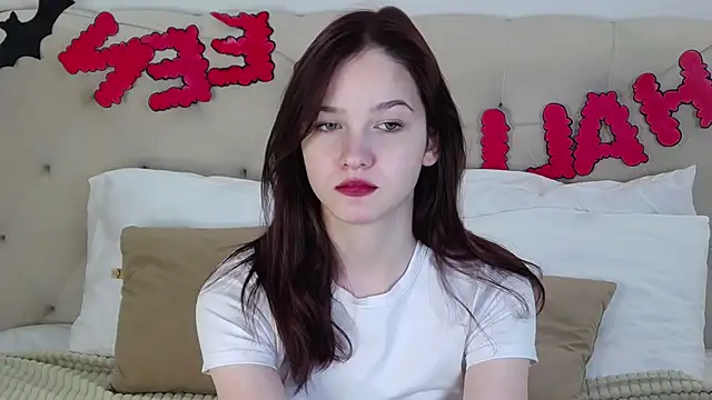 Snapshot of MichelleRoux chatting on November 1, 2025, 12:43 pm MichelleRoux online show from November 1, 2025, 12:43 pm