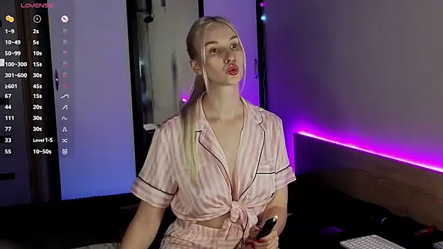 HitchcocianBlonde online show from October 1, 2025, 6:01 pm