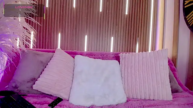 MylaDreams online show from November 12, 2025, 3:32 am