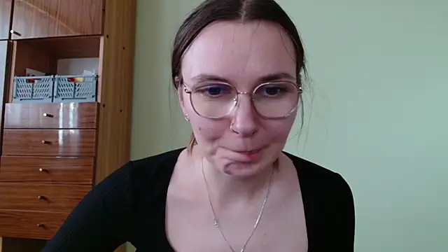 LooveELLYx online show from May 13, 2026, 1:29 pm