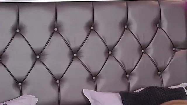 Snapshot of MayaHale chatting on December 22, 2025, 11:54 am MayaHale online show from December 22, 2025, 11:54 am