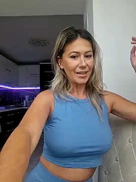 CelynaRoss online show from April 12, 2026, 5:11 am