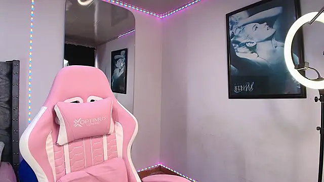 Snapshot of GraceWallace_ chatting on November 9, 2025, 8:13 pm GraceWallace online show from November 9, 2025, 8:13 pm