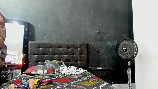 Kat Valen online show from November 1, 2025, 1:12 am