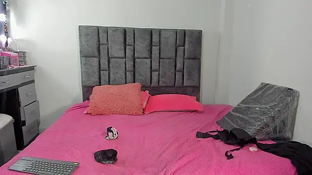 Esmeraldaa- online show from April 6, 2026, 4:08 am