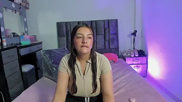 Snapshot of Esmeraldaa- chatting on January 18, 2026, 10:13 pm Esmeraldaa- online show from January 18, 2026, 10:13 pm