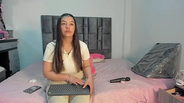 Esmeraldaa- online show from April 9, 2026, 5:53 am