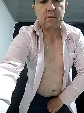 Snapshot of BigCristh79 chatting on November 18, 2025, 2:42 pm BigCristh79 online show from November 18, 2025, 2:42 pm