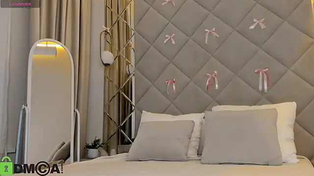 Chloee White online show from April 13, 2026, 9:24 am