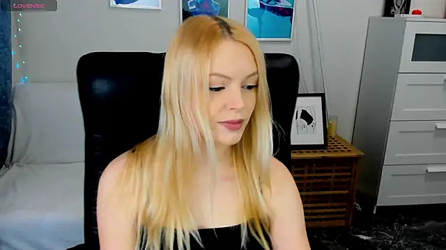 Snapshot of KatherineePierce chatting on April 19, 2026, 3:35 pm KatherineePierce online show from April 19, 2026, 3:35 pm