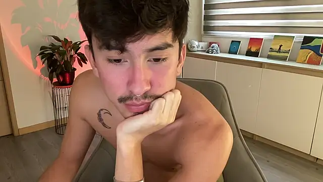 Snapshot of sweettaaron01 chatting on October 24, 2025, 5:45 pm sweettaaron01 online show from October 24, 2025, 5:45 pm