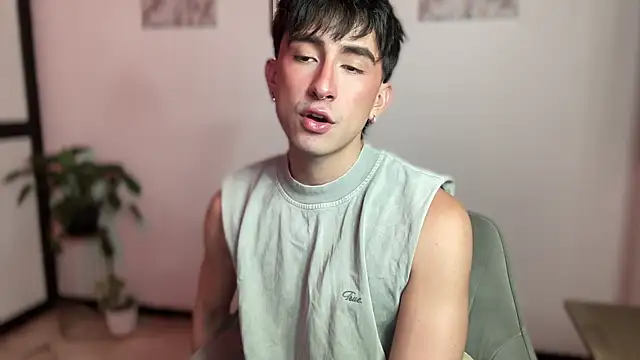 sweettaaron01 online show from May 15, 2026, 11:14 pm