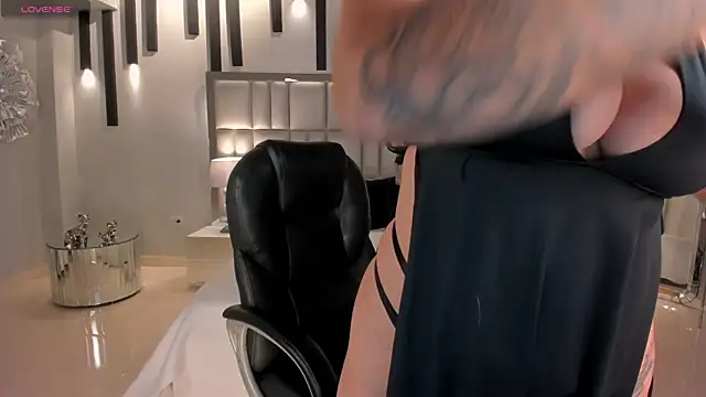 SarahYates online show from December 18, 2025, 4:17 am