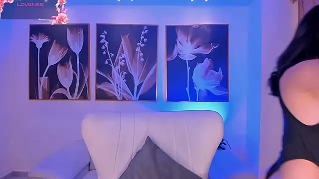 IsabellaMoreau online show from October 1, 2025, 7:51 pm