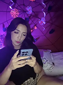 Snapshot of summi10 chatting on October 31, 2025, 11:00 pm summi10 online show from October 31, 2025, 11:00 pm