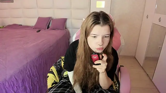 Snapshot of Cuddly_Kitten chatting on November 20, 2025, 7:20 am Cuddly Kitten online show from November 20, 2025, 7:20 am