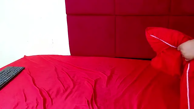 Snapshot of HugeTitisxx chatting on January 9, 2026, 7:54 pm HugeTitisxx online show from January 9, 2026, 7:54 pm