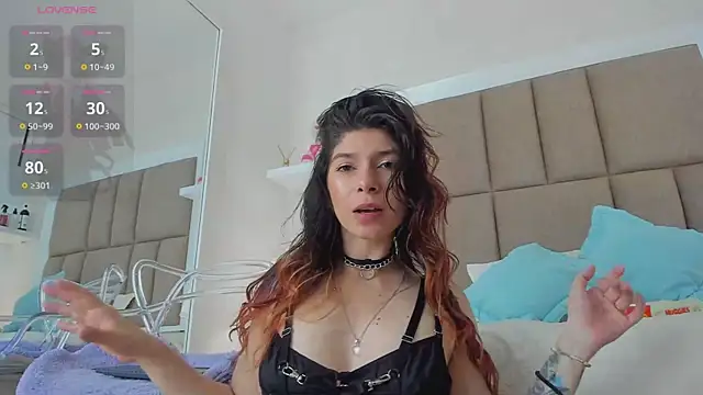 Snapshot of Alisson_Owen chatting on October 26, 2025, 4:35 am Alisson Owen online show from October 26, 2025, 4:35 am