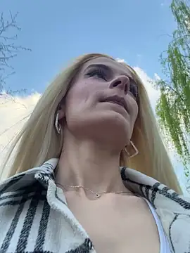 SelenaDaze online show from April 8, 2026, 4:25 am