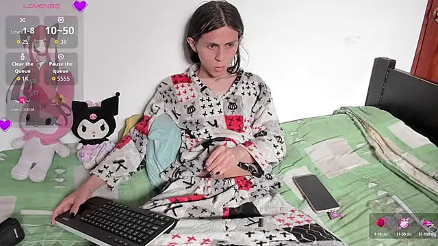 Petite-Goth online show from May 13, 2026, 7:32 pm