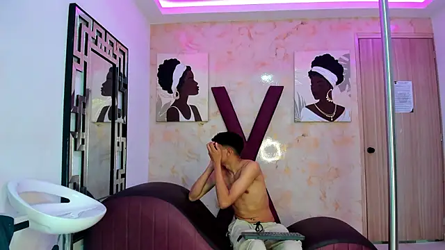 Snapshot of TWINKS_FRIENDS chatting on February 4, 2026, 1:28 pm TWINKS FRIENDS online show from February 4, 2026, 1:28 pm