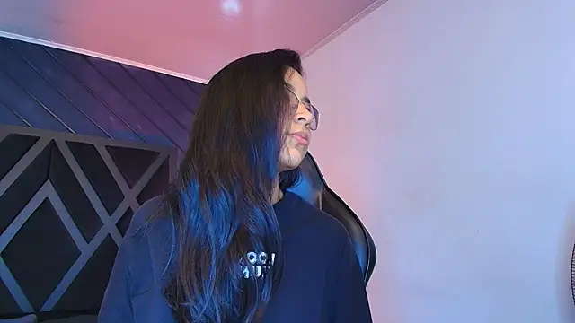 zoe martins  online show from April 19, 2026, 1:23 pm