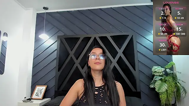 zoe martins  online show from November 26, 2025, 5:35 pm