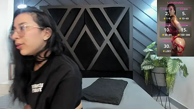 zoe martins  online show from November 13, 2025, 5:28 pm