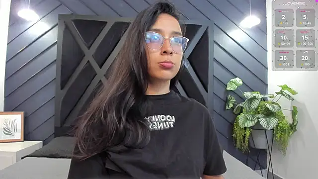 zoe martins  online show from September 22, 2025, 5:19 pm