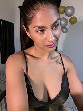 chicachocolate01 online show from April 2, 2026, 9:32 pm