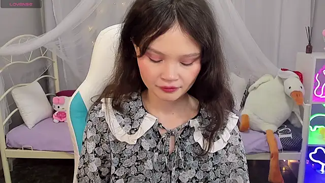 EmilyChaves online show from December 21, 2025, 4:36 am