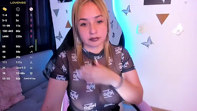 luciamature  online show from December 18, 2025, 8:34 pm