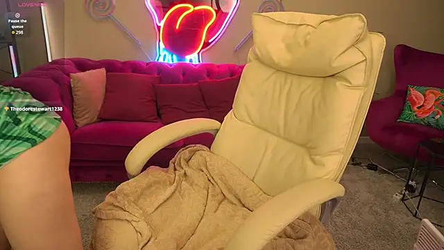 Snapshot of BellaLaPetit chatting on December 3, 2025, 2:49 pm BellaLaPetit online show from December 3, 2025, 2:49 pm