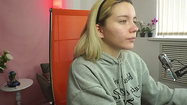 AuroraWrenfield online show from April 25, 2026, 4:26 am