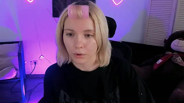 AuroraWrenfield online show from February 9, 2026, 4:43 am