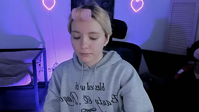 AuroraWrenfield online show from February 10, 2026, 4:33 am