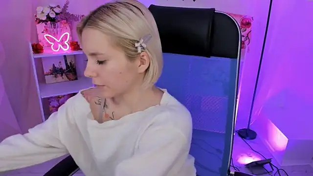 AuroraWrenfield online show from November 13, 2025, 4:27 am