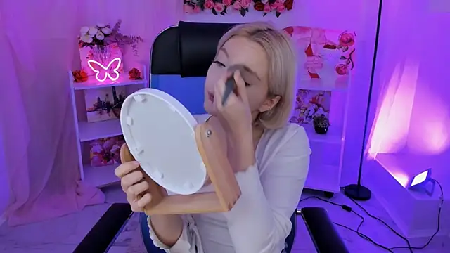 AuroraWrenfield online show from October 30, 2025, 10:24 am