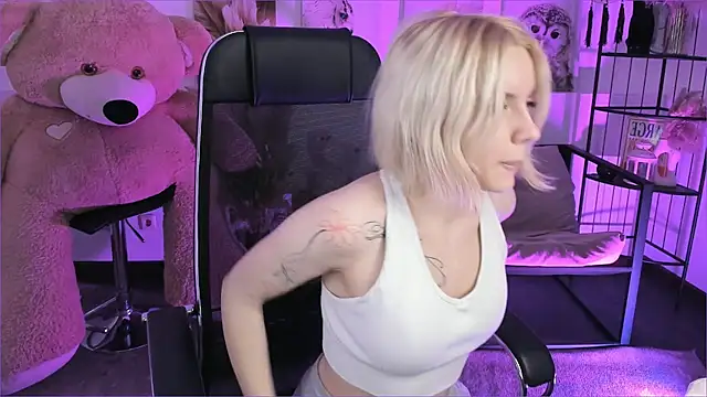 AuroraWrenfield online show from December 23, 2025, 12:22 am