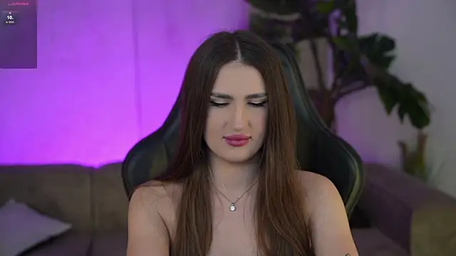 Snapshot of Goldie_Flame chatting on October 15, 2025, 2:32 am Goldie Flame online show from October 15, 2025, 2:32 am