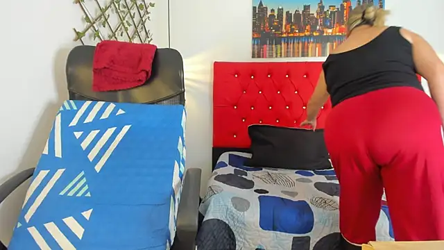 carolinacrus01 online show from November 18, 2025, 5:16 pm