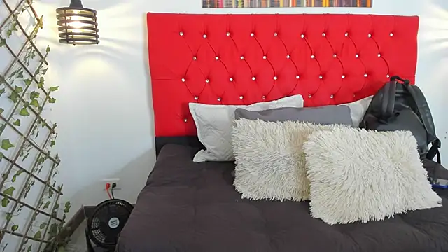 carolinacrus01 online show from October 23, 2025, 4:05 pm