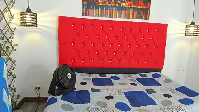 carolinacrus01 online show from October 28, 2025, 3:11 pm