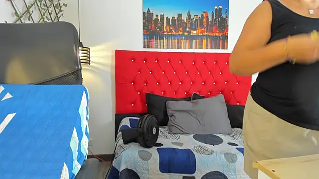 carolinacrus01 online show from November 22, 2025, 4:39 pm