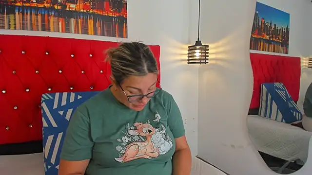 carolinacrus01 online show from December 15, 2025, 4:35 pm