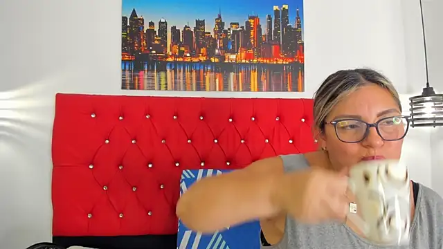 carolinacrus01 online show from December 17, 2025, 4:12 pm